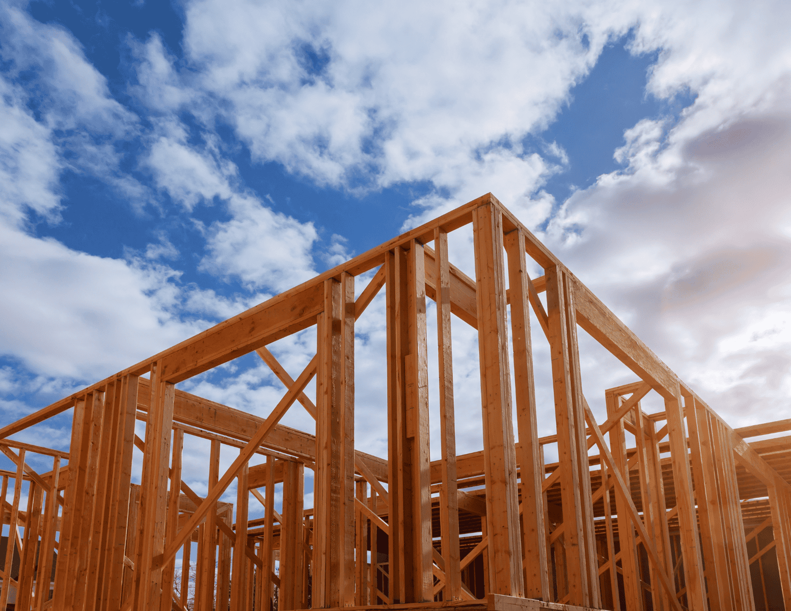 http://Wood%20framing%20under%20a%20bright%20blue%20sky%20for%20a%20new%20home%20construction
